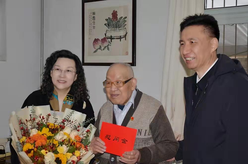 开云官方体育app官网党委副书记、总经理黄蓓走访慰问离休老干部、老党员